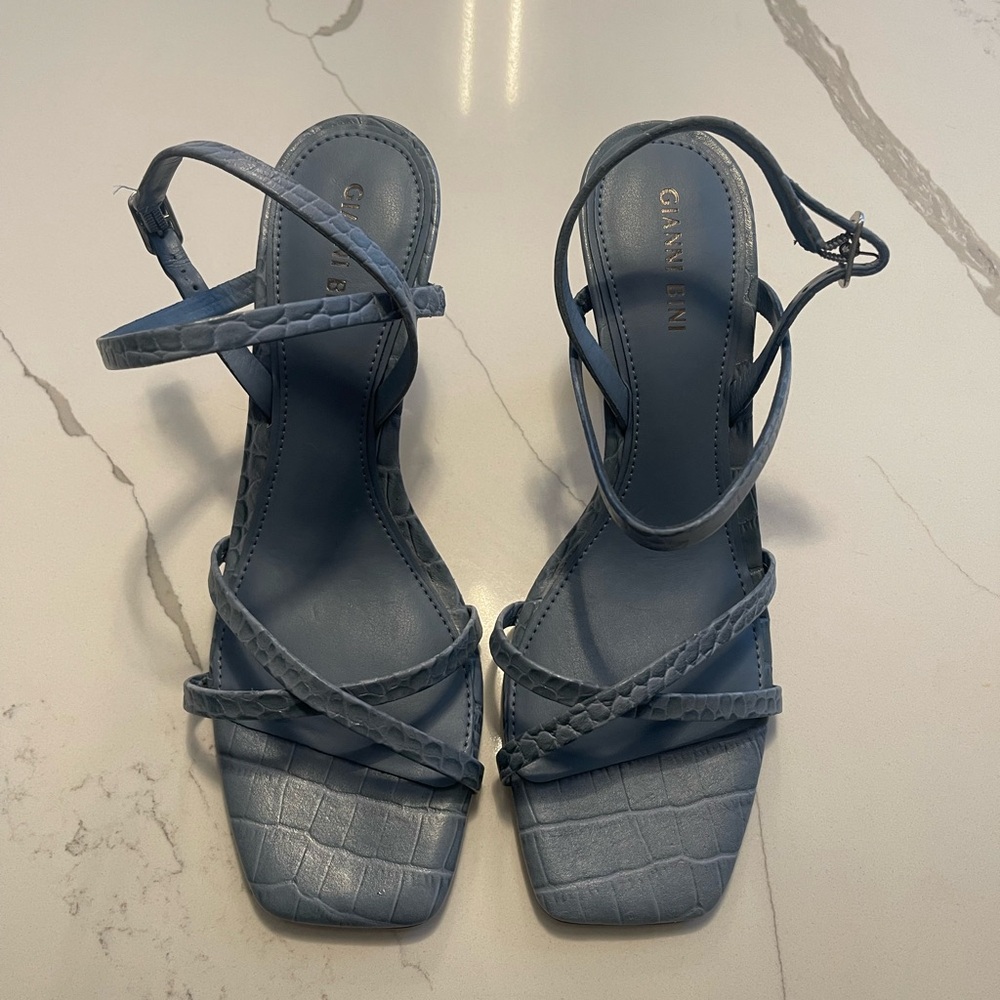 New Gianni Bini blue croc print kitten heals - leather